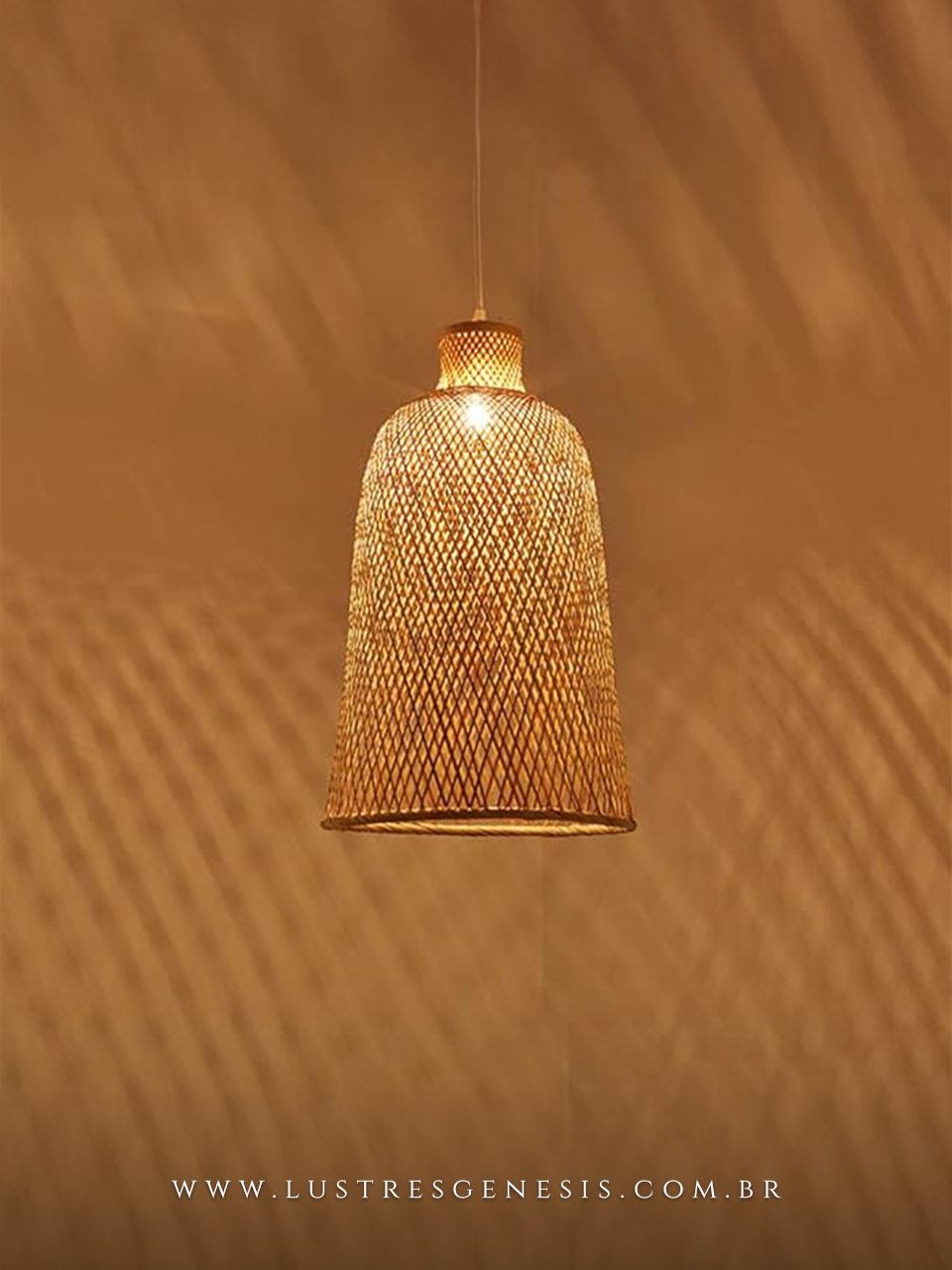 Lustre de fibra de bambu Gaia Ø20cm instalado em ambiente sofisticado, destacando-se como luminária pendente sobre mesa decorativa com painel iluminado ao fundo.